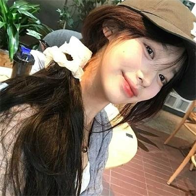 戴脚镣的女孩
